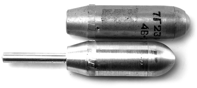 Граната 7Г20 (снизу), использовавшаяся в гранатомете 6Г16 СГК «Тишина» и граната 7Г23 (сверху), использовавшаяся в гранатомете 6Г17 СГК «Канарейка»