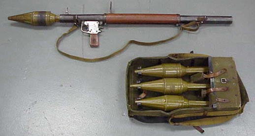 РПГ-2 в боевом положении и сумка с дополнительными выстрелами
