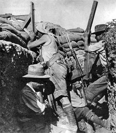 Австралийский солдат с перископной винтовкой в 1915 году.