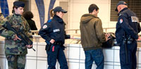 Франция - полиция изымает всё больше оружия