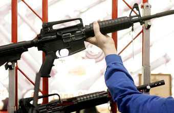 В США подсчитали объемы госпомощи производителям стрелкового оружия