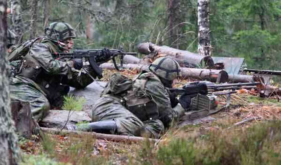 Финские солдаты с автоматом и пулеметом Калашникова