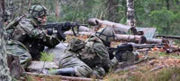 Финские солдаты с автоматом и пулеметом Калашникова