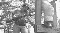 Американский солдат тренирует приемы штыкового боя