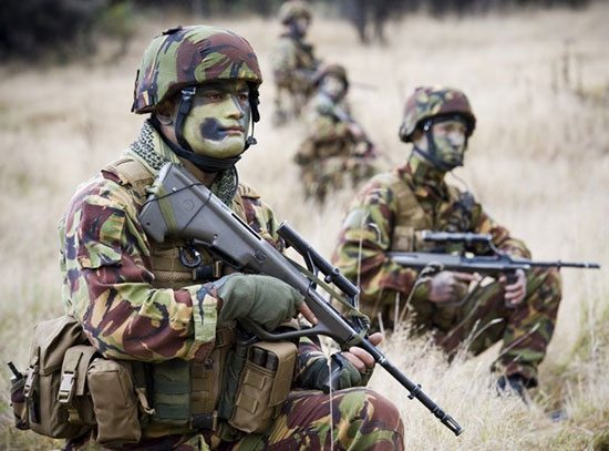 Новозеландские военные, вооруженные автоматами Steyr AUG