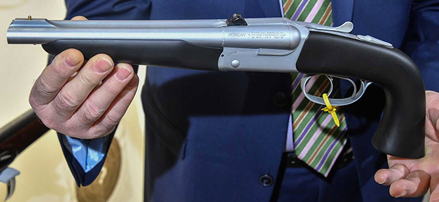 Пистоле Pedersoli Howdah может безопасно стрелять патронами калибра .45 Long Colt или .410 bore, снаряжениями дробью или пулями
