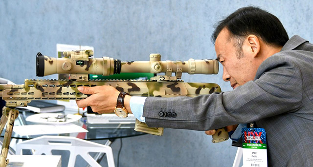 Снайперская винтовка СВД с прицельным комплексом производства АО 
«Дедал-НВ» для средних дистанций: оптическим прицелом Dedal DSF 1-7х24 и
 ночной насадкой DS-14 M (ЭОП пок. III)