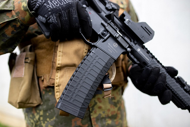 60-зарядный магазин Schmeisser S60 совместим со всеми образцами оружия системы AR-15