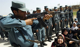Офицер афганской национальной полиции обучает женщин-новобранцев стрельбе из автоматического оружия