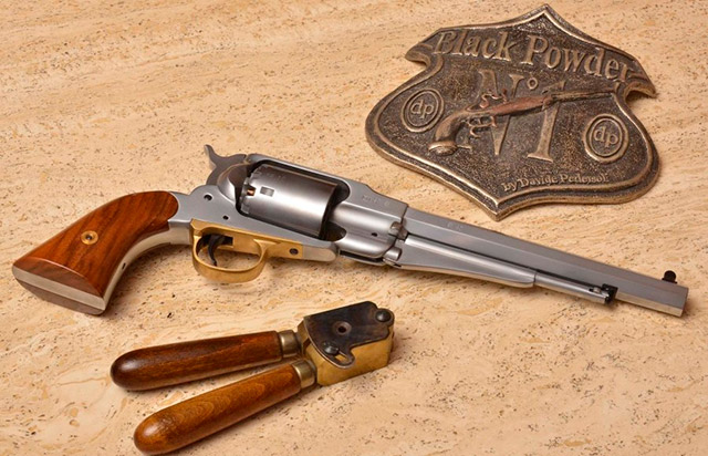 Pedersoli Remington Pattern - шестизарядный ударниковой револьвер .44 
калибра. Рядом с ним лежит формовка для круглых пуль - также 
производства итальянской компании
