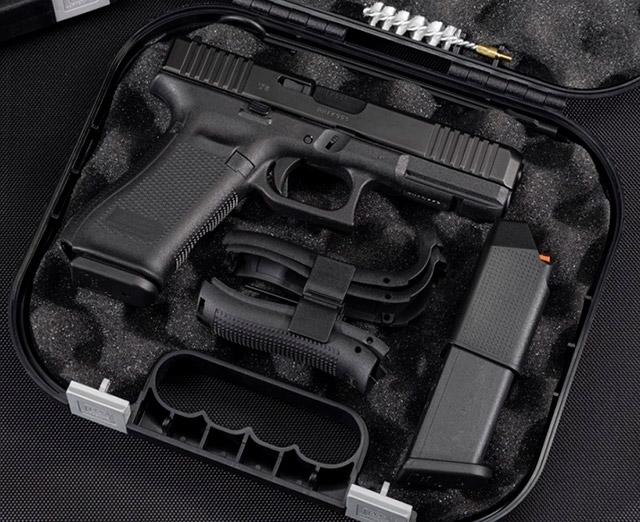 Пистолеты Glock Gen 5 поставляются в комплексе со сменными спинками, запасным магазином и ускорителем для его снаряжения