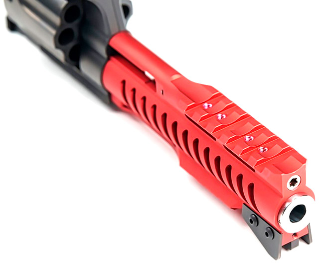 Алюминиевый кожух револьвера Korth NXA оснащён планками «пикатини» сверху и снизу