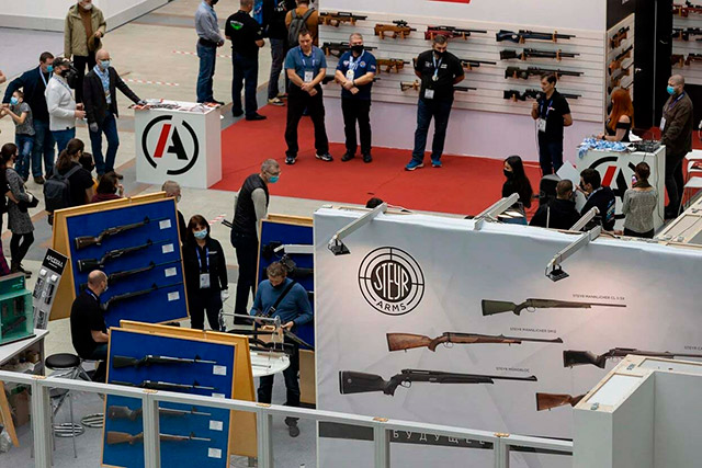Стенд московского оружейного магазина «Арсенал», занимающегося продажей международных брендов в России
