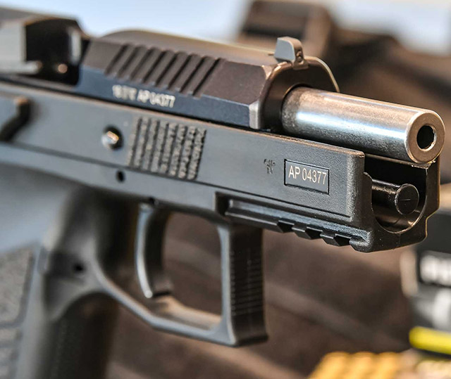В сравнении с моделью калибра 9мм, пистолет CZ P-07 Kadet отличается 
фиксированным стволом, так как это оружие со свободным затвором