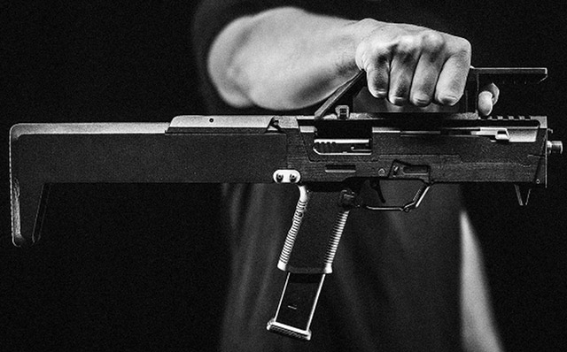 Новый пистолет-пулемёт FMG-9 в боевом положении
