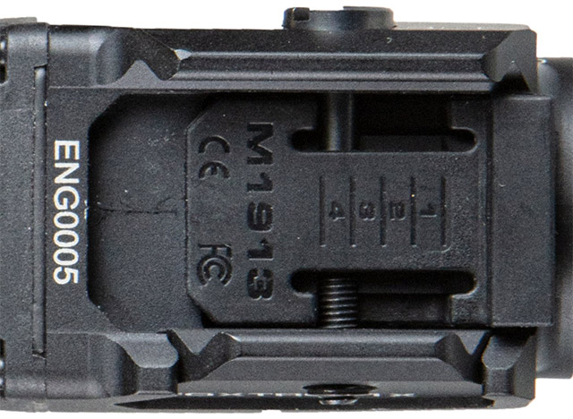 FOXTROT1X разработан для использования с широким спектром
пистолетных платформ благодаря входящему в комплект адаптеру интерфейса
скользящей направляющей