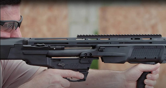 Smith & Wesson MP 12 представляет собой гладкоствольное ружьё 12 
калибра с перезаряжанием подвижным цевьем и сдвоенным подствольным 
механизмом