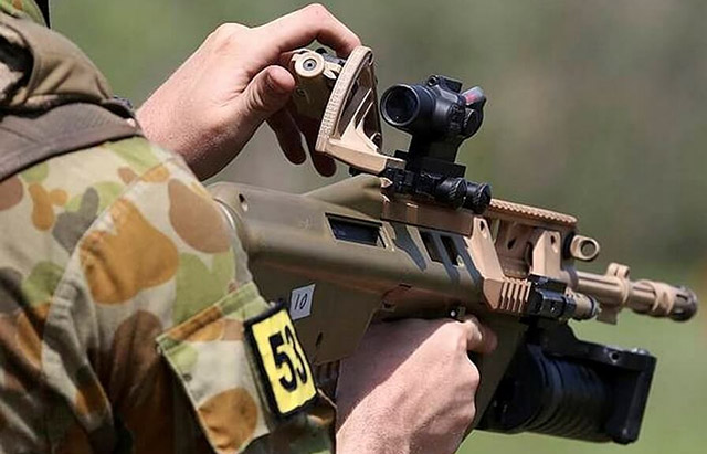 Австралийская версия подствольного гранатомёта GL40 для F90 называется 
ML40AUS и унаследовала от «австрийца» сильно выступающий в сторону 
гранатомётный прицел. Не лучшее решение с точки зрения обзора на поле 
боя и удобства обращения с комплексом в целом