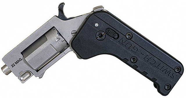 Удлинённая рукоятка револьвера Standard Manufacturing Switch Gun обеспечивает удобство обращения с компактным складным оружием