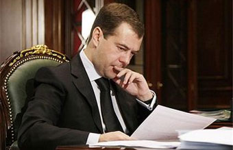 Медведев разрешил геологоразведчикам использовать оружие