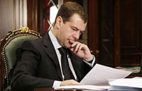 Медведев разрешил геологоразведчикам использовать оружие