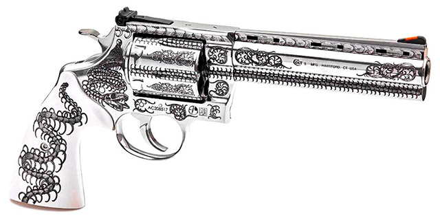 Револьвер SK Customs Untamed Anaconda калибра .44 Magnum украшен 
изображением змеиного скелета. Накладки рукоятки изготовлены их 
акрилового композита (киринита)