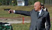 Боро Вучинич с пистолетом ТМ 9