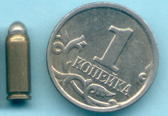 патрон 2.7 mm Kolibri (2.7x9 мм) для сравнения рядом 1-ой копейкой