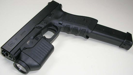 Glock 17 с установленным фонарем и магазином увеличенной емкости