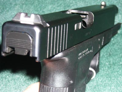 Glock 17 хорошо видны прицельные приспособления