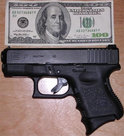Glock 27 в сравнении с купюрой 100 $