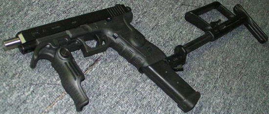 Glock 34 с магазином на 33 патрона, установленным прикладом и дополнительной ручкой