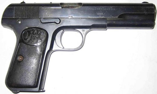 FN Browning M 1903 принятый на вооружение жандармерии России (на правой стороне затвора-кожуха находится надпись «Моск. Стол. Полиция»)