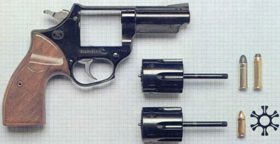 FN Barracuda револьвер, сменные барабаны (.357 / .38 вверху, 9x19 внизу) с соответствующими патронами и плоская обойма для патронов 9х19