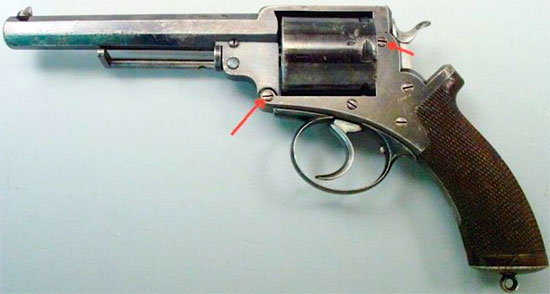 Adams M 1868 Mk II. В отличие от модели Mk I рамка модели Mk II состояла из двух частей. Стрелками показаны места соединения верхней части рамки с нижней частью.