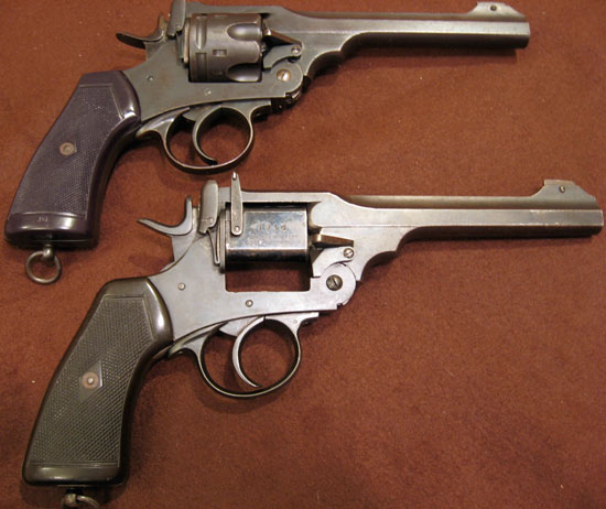 Webley Mk VI Target .22 Single Shot Pistol с однозарядным адаптером (внизу) в сравнении с боевым револьвером Webley Mk VI (вверху)