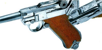 Типичный пистолет P 08 времен первой мировой войны образца 1916 года. Цена - от 2400 до 28000 DM. Кроме DWM, пистолет P 08 в годы первой мировой войны выпускала оружейная фабрика в Эрфурте. На фотографии виден штамп полицейской школы в Сенсбурге. Эти модели усовершенствованы после того, как берлинец Людвиг Шиви запатентовал в июне 1930 года предохранитель тяги спускового крючка.