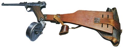 Борхардт-Люгер (Парабеллум) М.1914 кал. 9 мм. Карабинная модель с 32-патронным дисковым магазином Леера. Коренная модернизация пистолета Борхардта на крыльях таланта инженера Георга Люгера.