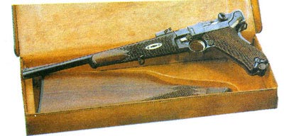 В 1901-1906 гг. было изготовлено очень небольшое количество парабеллум-карабинов. Здесь представлен второй вариант 1902/03 гг. Люгер подарил несколько вариантов оружия серии 1900-х годов известному американскому изобретателю Х. Максиму.