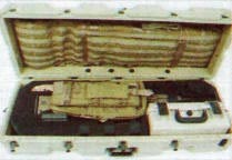 Складной снайперский чехол-мат, закрепленный на крышке транспортного контейнера