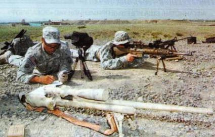 Американские снайперы из состава 4-го эскадрона 73-го кавалерийского полка (82-я воздушно-десантная дивизия) осваивают новую винтовку ХМ110 SASS во время учебно-боевых стрельб. На переднем плане - снайперская винтовка М24, на заднем - стрелок ведет огонь из ХМ 110 SASS. (Передовая оперативная база «Салерно», Афганистан, апрель 2007года)
