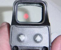 Прицел Bushnell Holo Sight: видна прицельная марка и кнопки управления прибором
