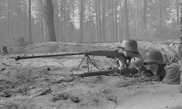 Финские военнослужащие с ПТР 8 mm pst kiv/38