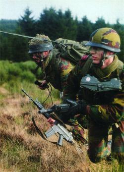 Бельгийские солдаты вооруженные штурмовыми винтовками FNC