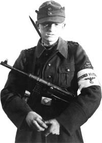 Пистолет-пулемет МР.40 у юного фольксштурмиста. 1945 год