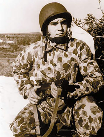 Парашютист морской пехоты армии США времён второй мировой войны с пистолетом-пулемётом «Рейзинг» М55