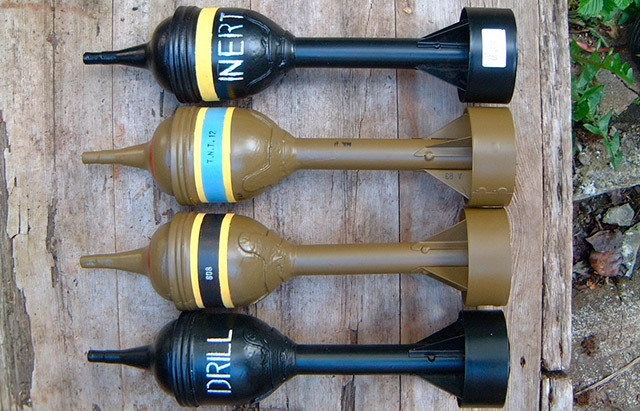 Различные виды боеприпасов к гранатомёту PIAT, включая учебные и 
инертные