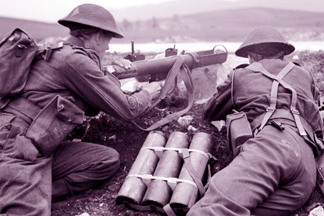 Расчёт гранатомёта PIAT на позиции. Тунис, февраль 1943 года. На 
переднем плане хорошо видны укупорки с 
гранатами