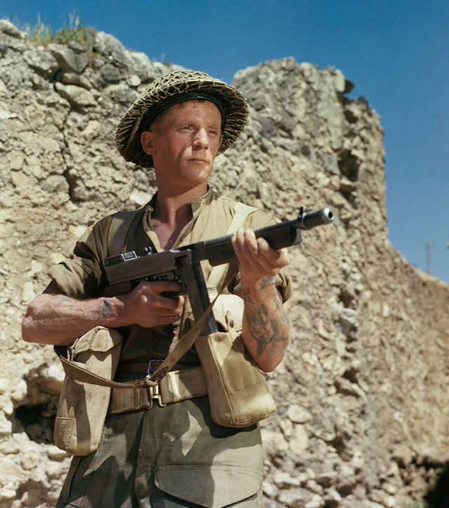 Британский солдат с пистолетом-пулеметом Thompson M1928 A1. Италия, апрель 1944 г