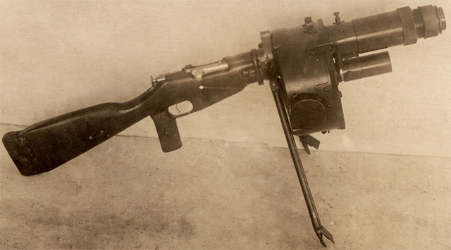 44,15-мм самозарядный гранатомет конструкции 
Кулакова. Для облегчения горизонтирования довольно массивной системы 
винтовочная ложа получила пистолетную рукоятку, а для снижения 
воздействия отдачи – амортизатор вместо затыльника